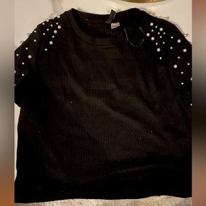 H&M black short sleeve blouse with perles.